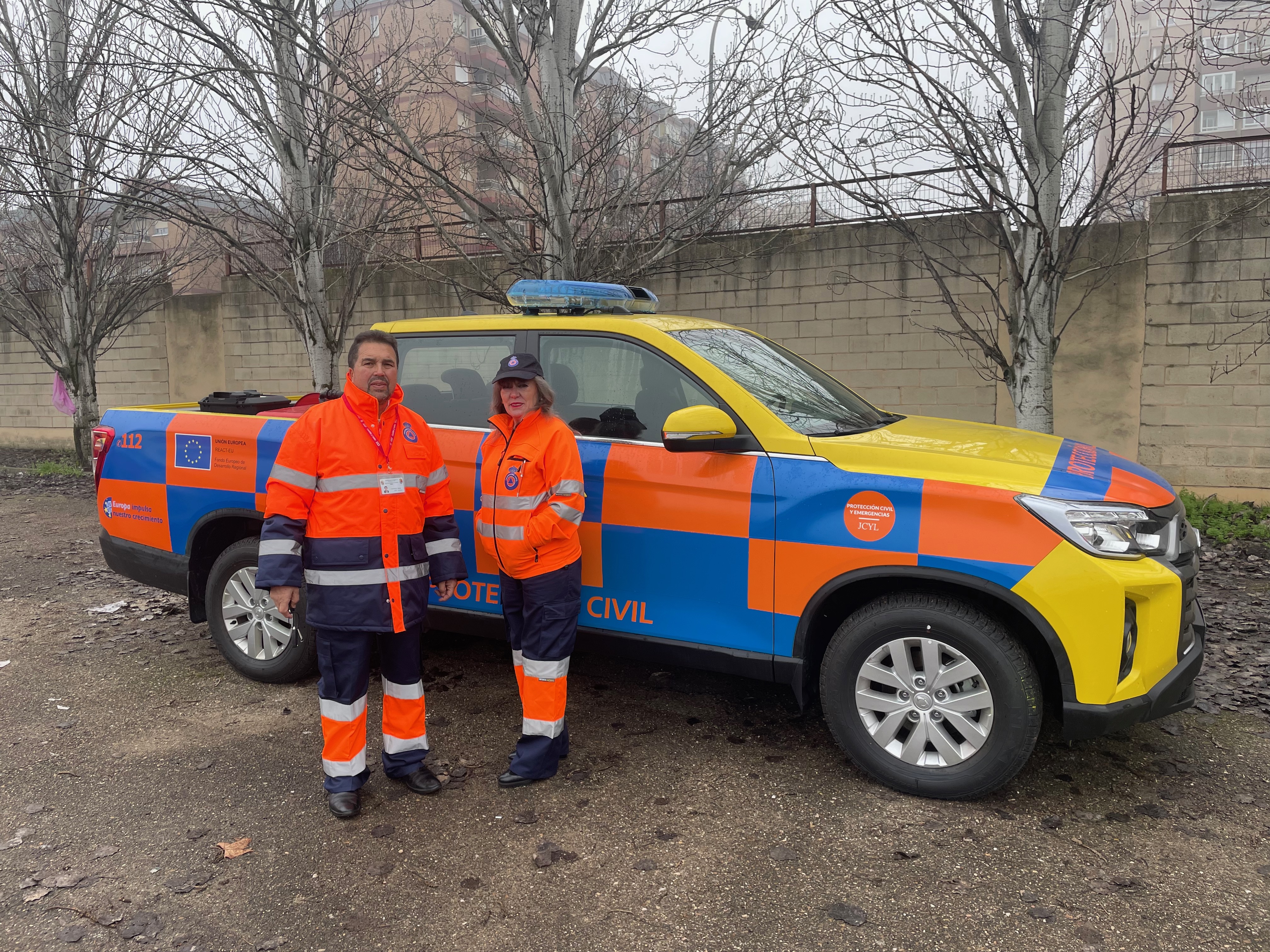 Pedro y Mari Ascen,  voluntarios de PC que llevaron el vehículo a Arija.